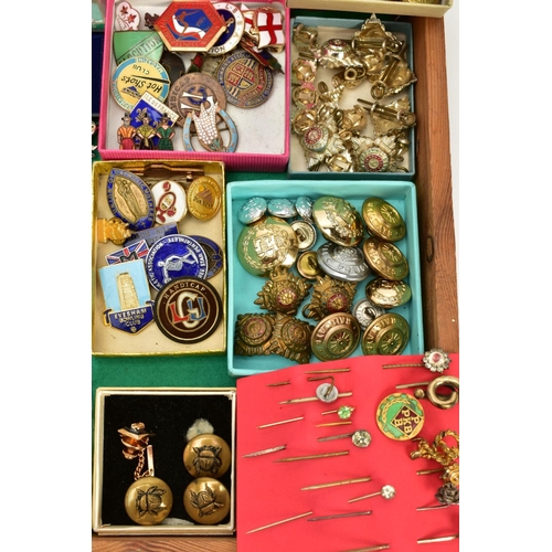 116 - A DISPLAY CASE FILLED WITH BROOCHES, HAT PINS, BUTTONS AND MEDALS, to include a large quantity of br... 