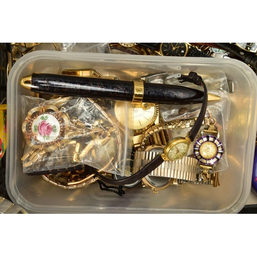 118 - A TRAY OF WRISTWATCHES, CLOCKS AND PARTS, to include a variety of quartz and digital lady's, gents a... 