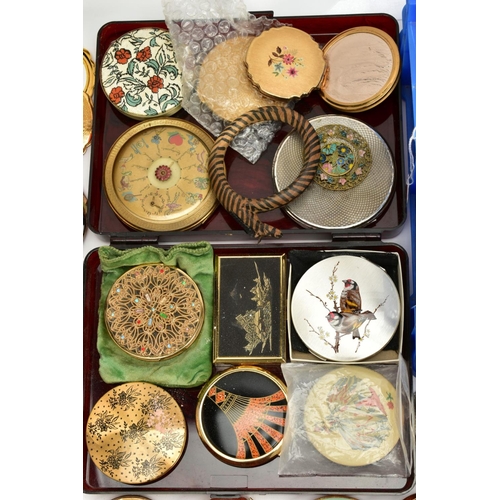 120 - A QUANTITY OF COMPACTS WITH SPARES, REPAIRS AND PARTS, to include a number of 'Stratton' compacts of... 