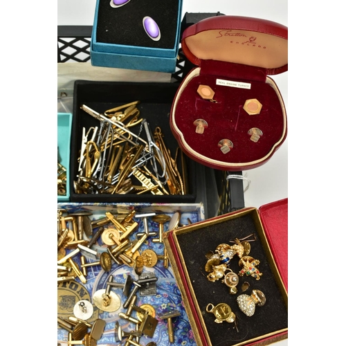 122 - A TRAY OF CUFFLINKS, TIE PINS AND BROOCHES, to include a selection of yellow metal cufflinks such as... 