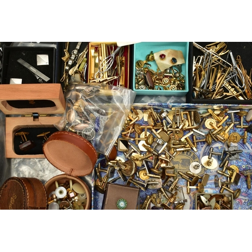 122 - A TRAY OF CUFFLINKS, TIE PINS AND BROOCHES, to include a selection of yellow metal cufflinks such as... 