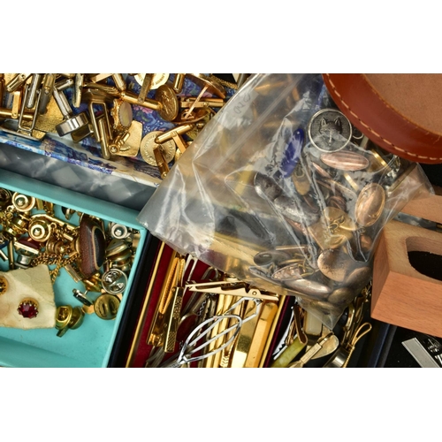 122 - A TRAY OF CUFFLINKS, TIE PINS AND BROOCHES, to include a selection of yellow metal cufflinks such as... 