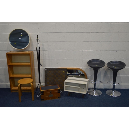 1236 - A QUANTITY OF OCCASIONAL FURNITURE, to include a pair of modern bar stools, a retro cream plastic ci... 