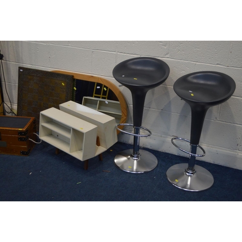 1236 - A QUANTITY OF OCCASIONAL FURNITURE, to include a pair of modern bar stools, a retro cream plastic ci... 