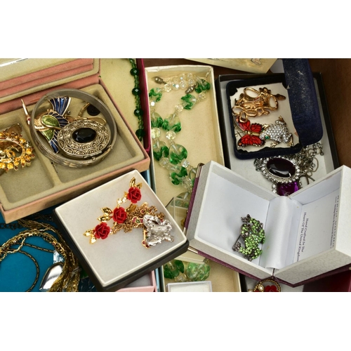 124 - A SELECTION OF MAINLY COSTUME JEWELLERY, to include a small quantity of silver jewellery pieces such... 