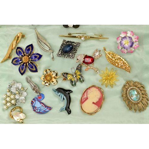 137 - A CUSHION SLEEVE WITH COSTUME BROOCHES AND STICK PINS, to include twenty five brooches of various de... 