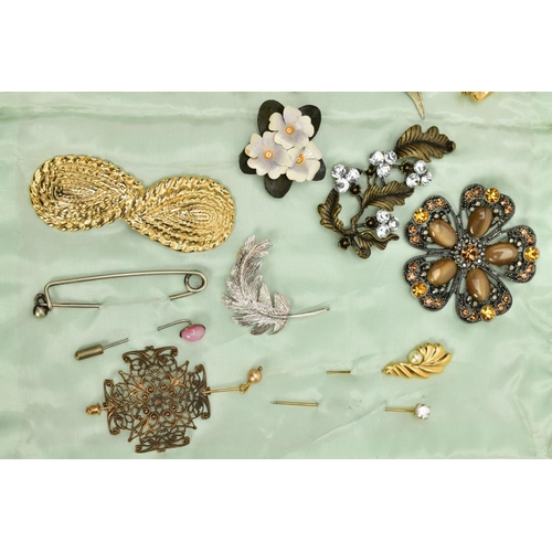 137 - A CUSHION SLEEVE WITH COSTUME BROOCHES AND STICK PINS, to include twenty five brooches of various de... 