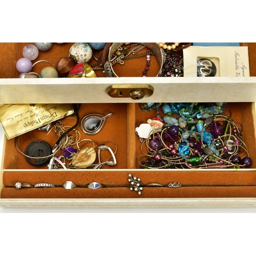 140 - A JEWELLERY BOX WITH CONTENTS OF COSTUME JEWELLERY, to include pieces such as white and yellow metal... 