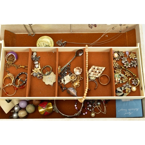 140 - A JEWELLERY BOX WITH CONTENTS OF COSTUME JEWELLERY, to include pieces such as white and yellow metal... 