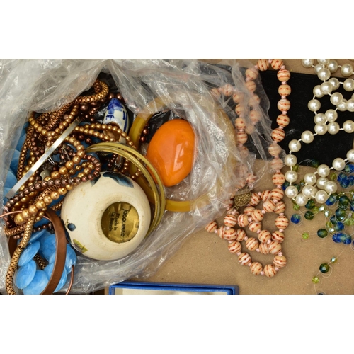 153 - A MISCELLANEOUS COLLECTION, to include various costume jewellery items, watches and a wooden jewelle... 