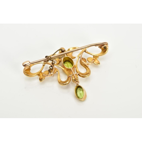 164 - AN EARLY 20TH CENTURY GOLD PERIDOT AND SEED PEARL BROOCH, measuring approximately 35mm in length, st... 