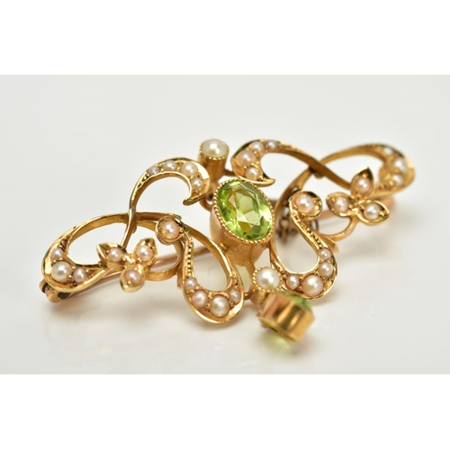 164 - AN EARLY 20TH CENTURY GOLD PERIDOT AND SEED PEARL BROOCH, measuring approximately 35mm in length, st... 