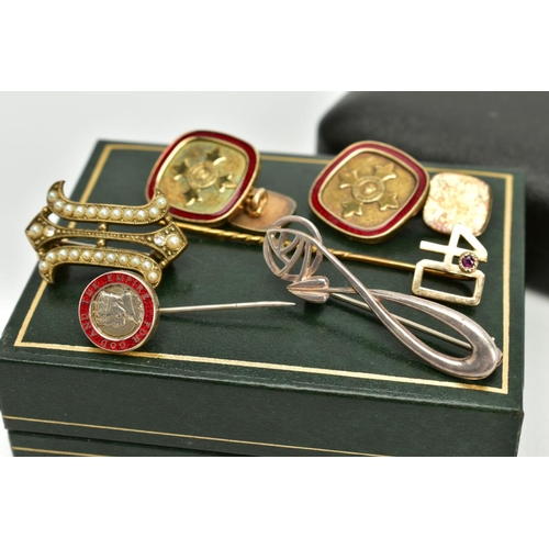 171 - A SELECTION OF ITEMS, to include a yellow metal '40th' hat pin set with a single ruby, stamped 9ct, ... 