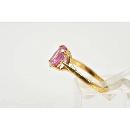 172 - AN 18CT GOLD SAPPHIRE RING, designed with a single claw set oval cut pink sapphire to the trifurcate... 