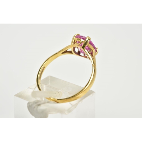 172 - AN 18CT GOLD SAPPHIRE RING, designed with a single claw set oval cut pink sapphire to the trifurcate... 