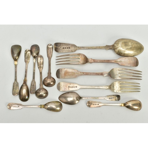 186 - A SMALL PARCEL OF LATE GEORGIAN AND VICTORIAN FIDDLE PATTERN FLATWARE, to include a pair of fiddle a... 