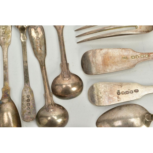 186 - A SMALL PARCEL OF LATE GEORGIAN AND VICTORIAN FIDDLE PATTERN FLATWARE, to include a pair of fiddle a... 