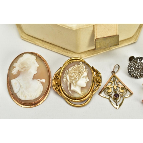 30 - A CREAM HEXAGONAL JEWELLERY BOX WITH CONTENTS, a silver grouse fot brooch set with an oval cut orang... 