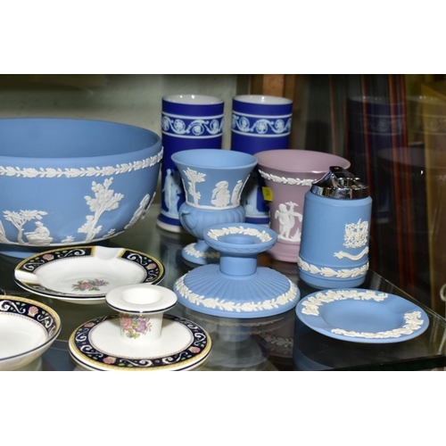 341 - A GROUP OF WEDGWOOD JASPERWARE AND WEDGWOOD BONE CHINA GIFTWARE, including 'Runnymede' pattern trink... 