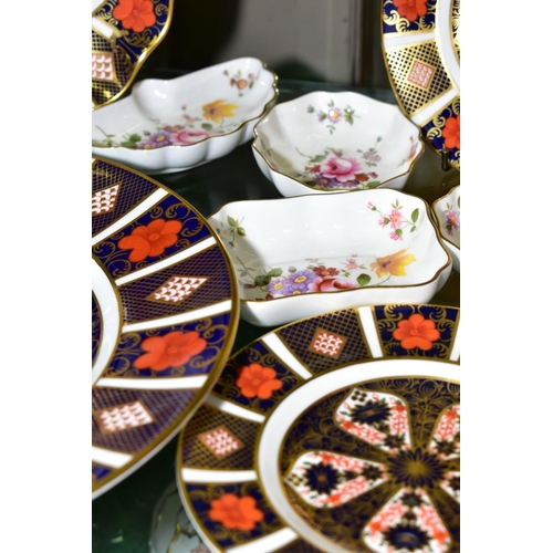 355 - FOUR ROYAL CROWN DERBY IMARI 1128 PATTERN PLATES AND FOUR ROYAL CROWN DERBY 'POSIES' PIN DISHES, the... 