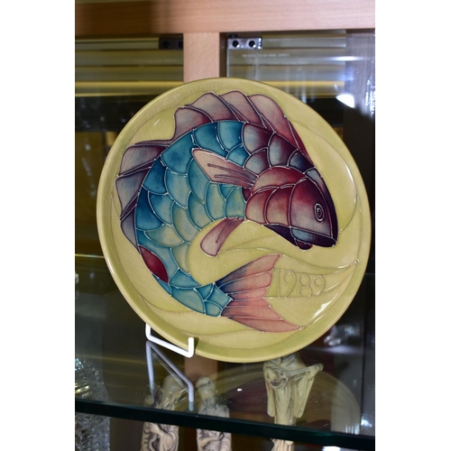 362 - A MOORCROFT POTTERY LIMITED EDITION YEAR PLATE, 1989 depicting 'Carp' No 191/250, impressed back sta... 