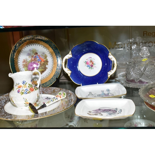 377 - A SMALL GROUP OF CERAMICS AND GLASS, to include Aynsley ' Cottage Garden' jug and spoon, Minton cabi... 