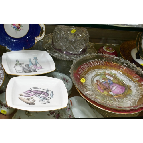 377 - A SMALL GROUP OF CERAMICS AND GLASS, to include Aynsley ' Cottage Garden' jug and spoon, Minton cabi... 