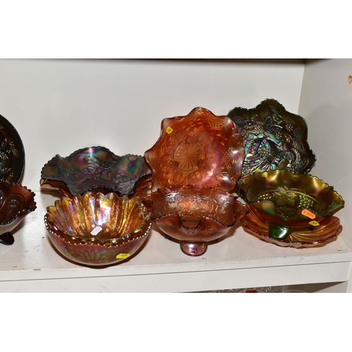 429 - A GROUP OF CARNIVAL GLASS BOWLS, DISHES ETC, to include purple 'Peacock & Vine', 'Acorns and Oak Lea... 