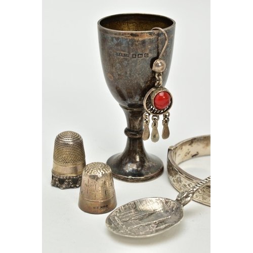 43 - A SELECTION OF ITEMS, to include a half foliate engraved hinged bangle, hallmarked Chester, a plain ... 