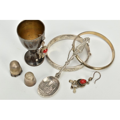 43 - A SELECTION OF ITEMS, to include a half foliate engraved hinged bangle, hallmarked Chester, a plain ... 