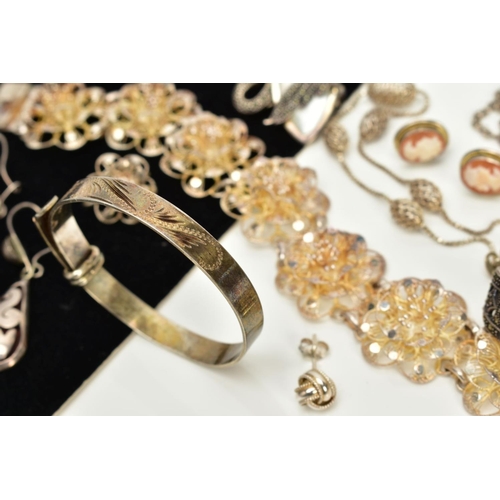 46 - A SMALL SELECTION OF JEWELLERY, to include a child's foliate engraved silver bangle, hallmarked Shef... 