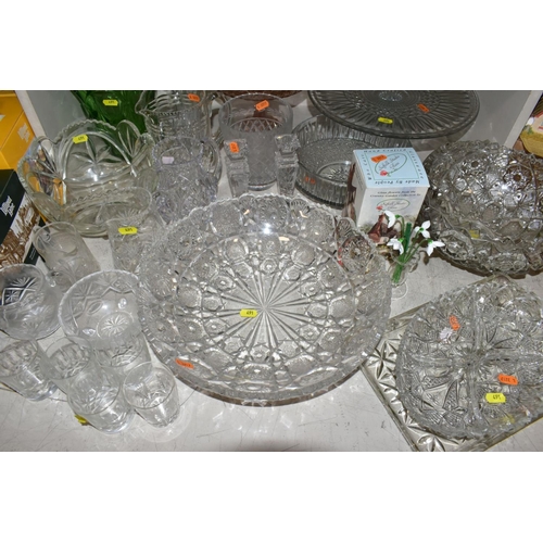 491 - A QUANTITY OF CUT AND PRESSED GLASS ETC, to include whisky, wine and tumbler glasses, bowls, comport... 