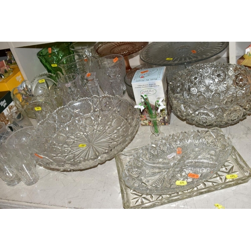 491 - A QUANTITY OF CUT AND PRESSED GLASS ETC, to include whisky, wine and tumbler glasses, bowls, comport... 