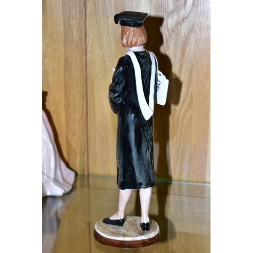 505 - A BOXED ROYAL DOULTON PRESTIGE FIGURE 'Graduation' HN5039