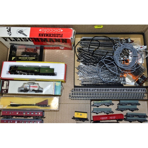 552 - A QUANTITY OF BOXED AND UNBOXED N GAUGE MODEL RAILWAY ITEMS, to include boxed Hornby Minitrix class ... 