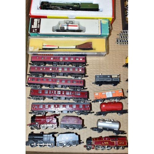 552 - A QUANTITY OF BOXED AND UNBOXED N GAUGE MODEL RAILWAY ITEMS, to include boxed Hornby Minitrix class ... 