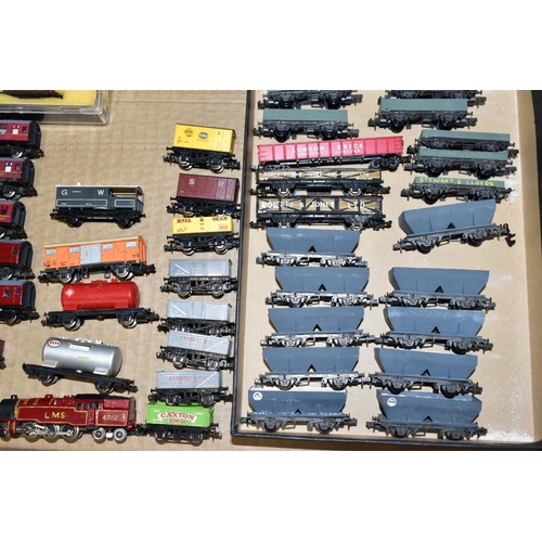 552 - A QUANTITY OF BOXED AND UNBOXED N GAUGE MODEL RAILWAY ITEMS, to include boxed Hornby Minitrix class ... 