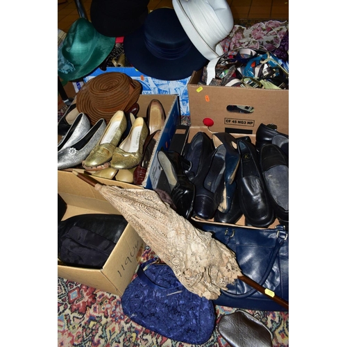 595 - FIVE BOXES OF LADIES HATS, BAGS, SHOES, BELTS, GLOVES, etc, including an early 20th Century parasol,... 