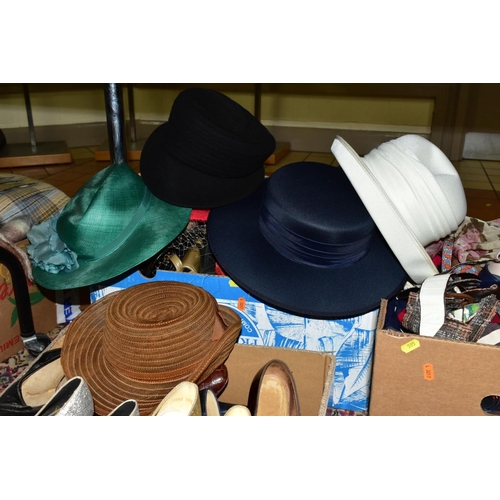 595 - FIVE BOXES OF LADIES HATS, BAGS, SHOES, BELTS, GLOVES, etc, including an early 20th Century parasol,... 