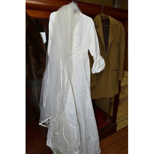 597 - A CIRCA 1970'S WEDDING DRESS, WITH VEIL AND HAIR BAND, approximate dress size 14, together with a si... 