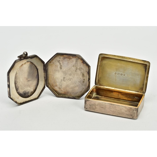 92 - A SILVER VESTA/SNUFF BOX AND LOCKET, the plain polished, hinged vesta/snuff box, with striker to the... 