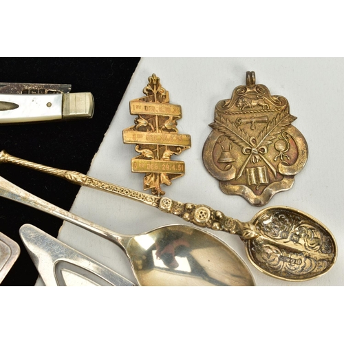 19 - A SMALL QUANTITY OF ITEMS, to include a silver money clip, hallmarked Birmingham, a silver gilt teas... 