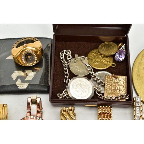 30 - AN ASSORTMENT OF COSTUME JEWELLERY, to include pieces such as white metal amber cabochon pendant, st... 