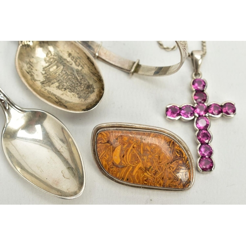 51 - A SELECTION OF ITEMS, to include a silver teaspoon, with an engraved picture of Kirkstall abbey, Lee... 