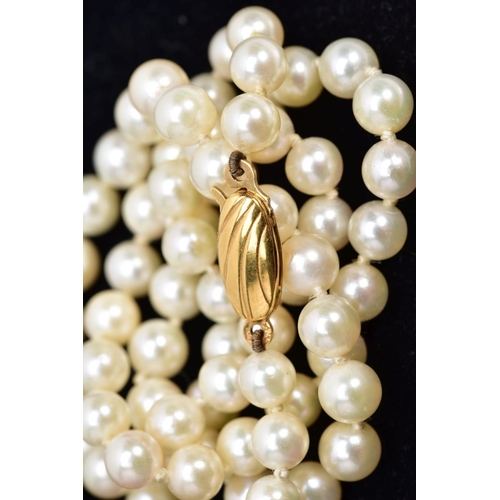 14 - A GRADUATED CULTURED PEARL NECKLACE, fitted to a yellow metal oval fish hook clasp, stamped 375, len... 