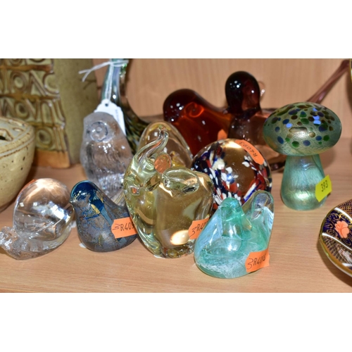 393 - ELEVEN MODERN GLASS PAPERWEIGHTS, mostly bird themed, including Isle of Wight toadstool and two smal... 