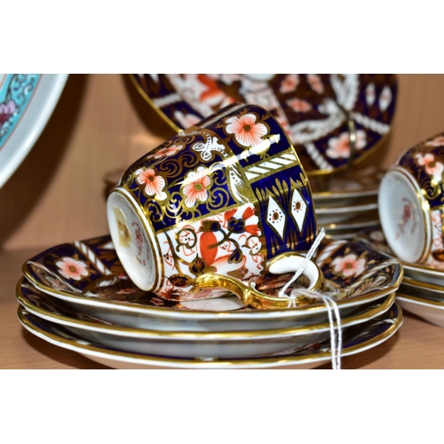 396 - A ROYAL CROWN DERBY IMARI 2451 PATTERN PART TEA SET, comprising three cups, six saucers and seven te... 