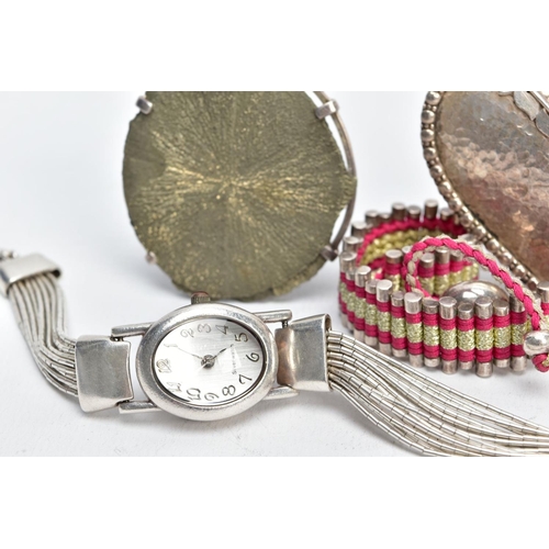 89 - AN ASSORTMENT OF JEWELLERY ITEMS, to include pieces such as silver 'Links of London' slider bracelet... 