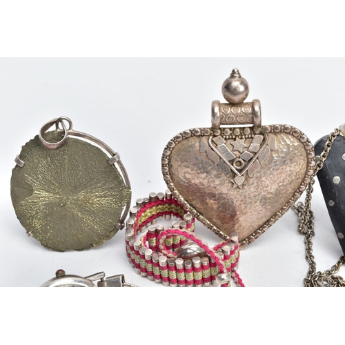 89 - AN ASSORTMENT OF JEWELLERY ITEMS, to include pieces such as silver 'Links of London' slider bracelet... 