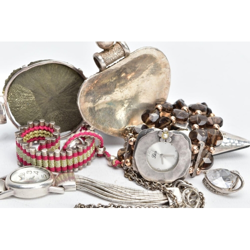 89 - AN ASSORTMENT OF JEWELLERY ITEMS, to include pieces such as silver 'Links of London' slider bracelet... 